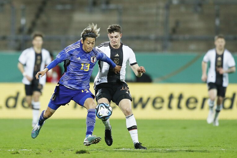 「CLやELに出ているドイツ有望株のフィジカルに負けず…」パリ世代日本代表を撮って感じた“肉体とハートの充実ぶり”(41)