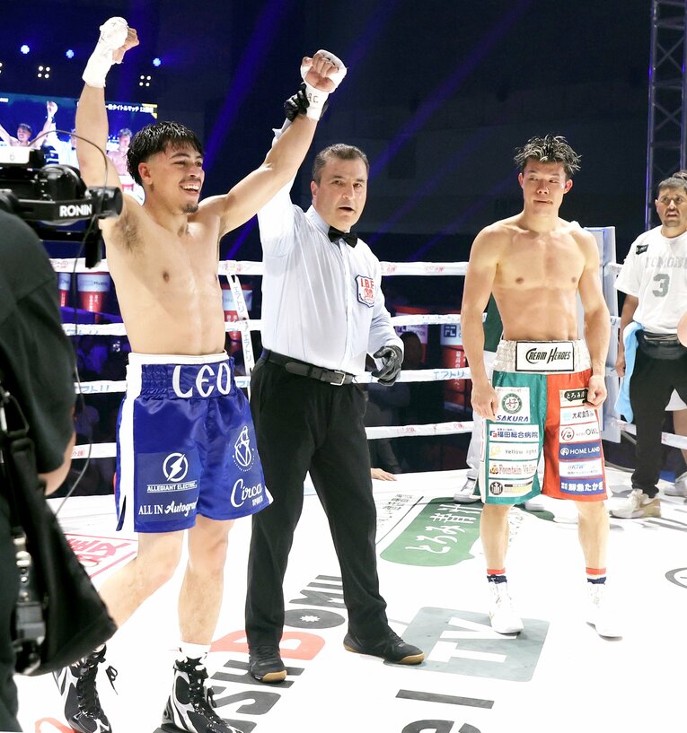 亀田和毅（右）に勝利したアンジェロ・レオ（写真=スポーツ報知/アフロ）