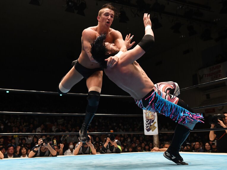 2016年3月、ケニー・オメガとシングルで対戦