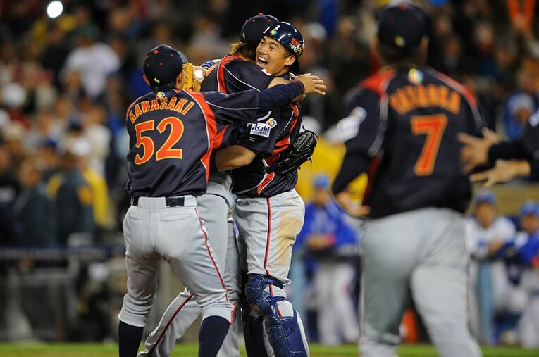 マウンドで抱き合うダルビッシュと城島 ／ photograph by Naoya Sanuki