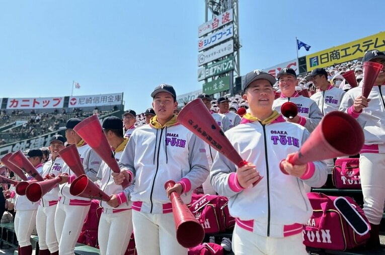 甲子園アルプス席で撮影。今年のテーマカラー、ピンクのアウターやバッグで揃えた大阪桐蔭野球部 ／ photograph by Yukiko Umetsu