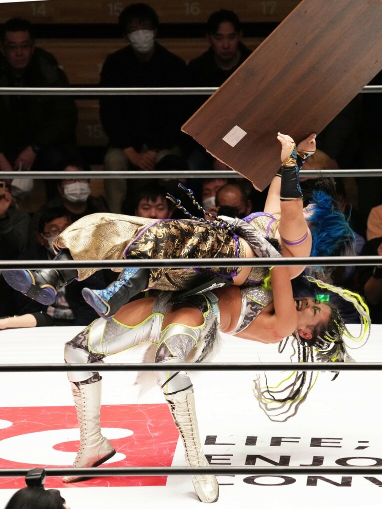 刀羅ナツコをスープレックスで投げるジュリア　©Essei Hara