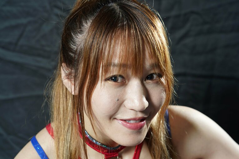 「家出して3カ月の漫喫暮らし」「枕をしたら仕事をやるよ」壮絶な過去を超えてスターダムの朱里が亡き母に誓う“赤いベルト”の夢(10)