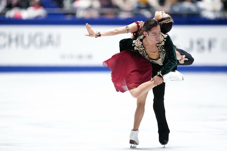 NHK杯フリーで演技を行う村元＆高橋