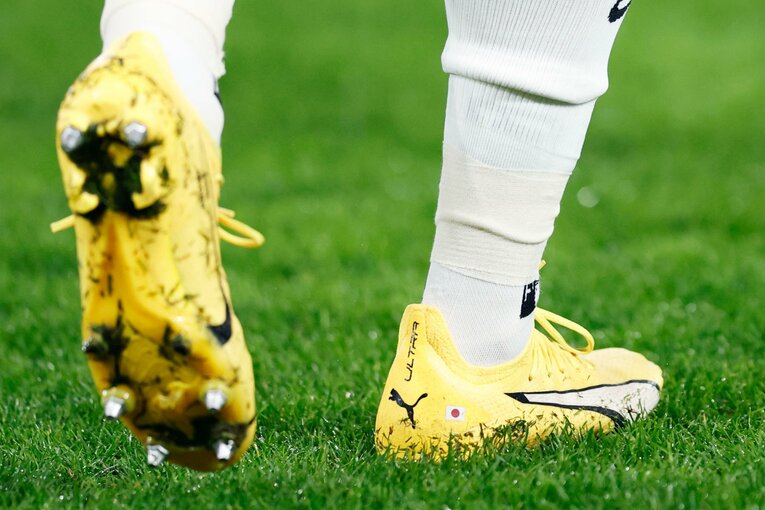 三笘のスパイクには日の丸のワンポイントが　©Daisuke Nakashima