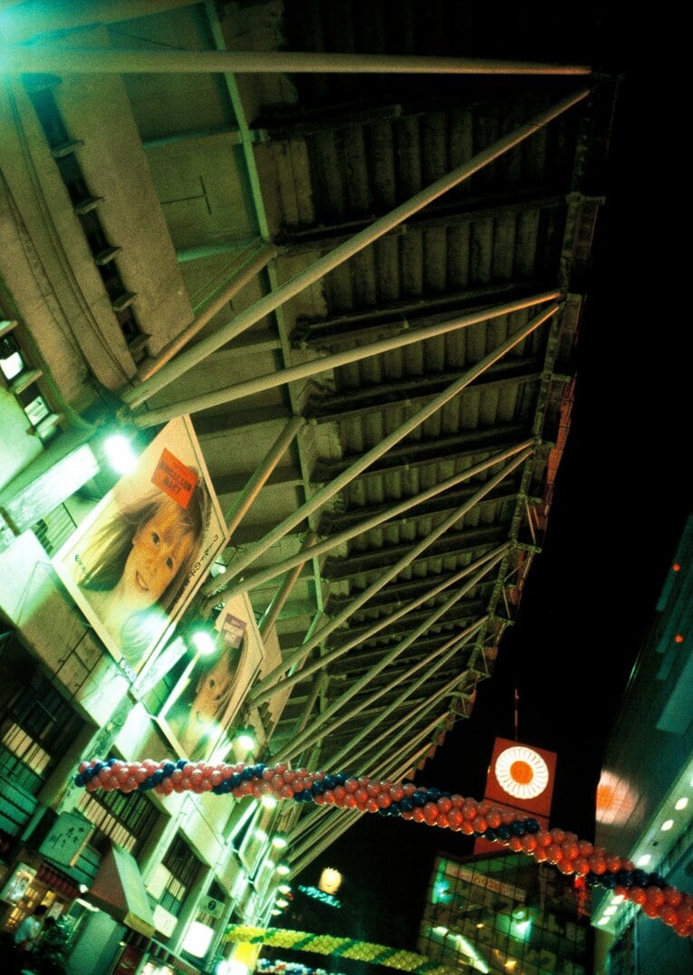 後楽園球場の外観（※クリックしていくと球場の様子、ピンク・レディーのコンサートなどがご覧になれます）　©BUNGEISHUNJU