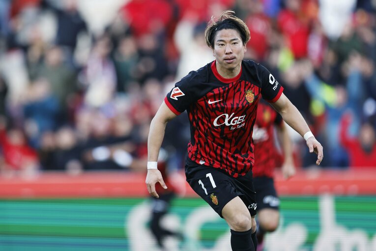 カメラマンとしてはやや残念なジャガポーズのお預けも、値千金の同点ゴールを奪った直後の浅野