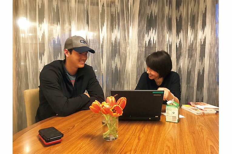 明治は2015年から体作りやコンディショニングなど、食と健康の分野で総合的にサポートする契約を結んでいる。写真右が大前恵さん ／ photograph by meiji