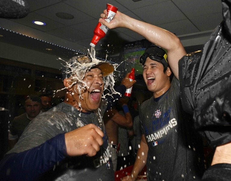 ロバーツ監督にも、ものすごい腕っぷしで……　©JIJI PRESS