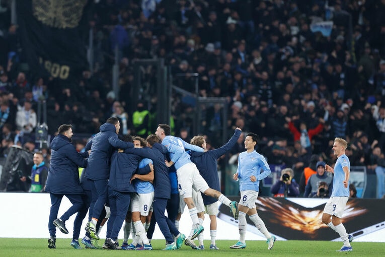 CL決勝トーナメント進出を果たしたラツィオと沸くサポーターたち　©Getty Images