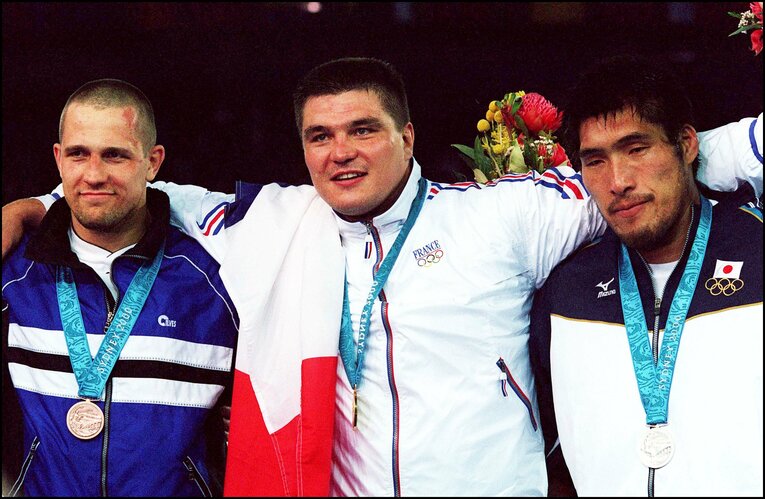 シドニー五輪、柔道100kg超級の表彰式にて。この騒動をきっかけに柔道ではビデオ判定が導入されたという　©Getty Images