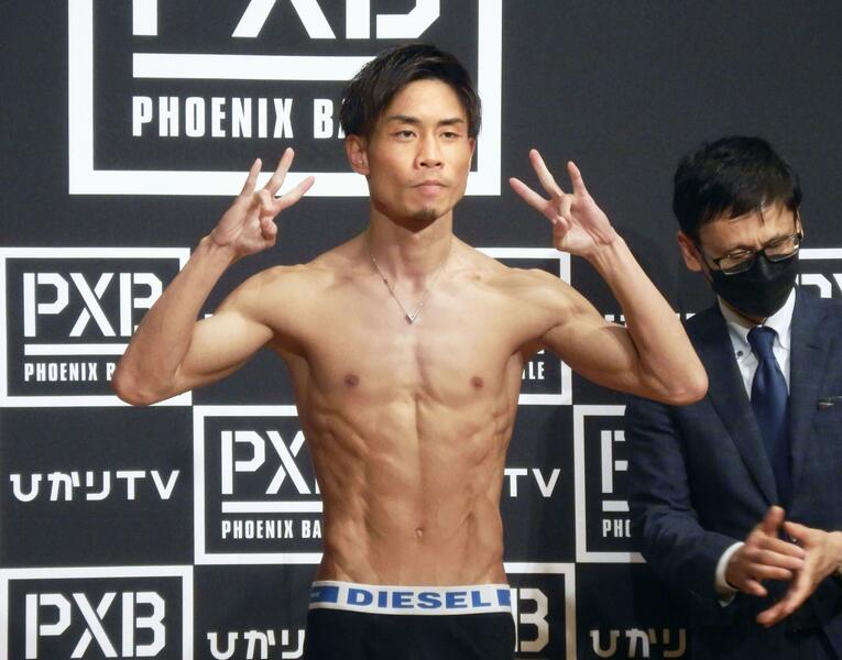 計量をクリアしてポーズを決める谷口将隆。4月22日に初防衛に成功した　©KYODO