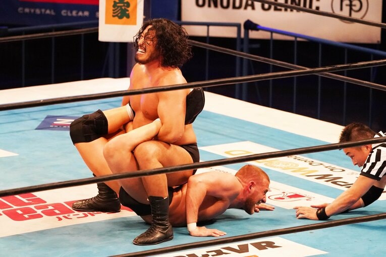 辻陽太は逆エビ固めでゲイブリエル・キッドに勝利した　©Essei Hara