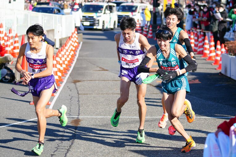 2区を走った近藤幸太郎（写真右奥、4年）。駒大・田澤廉（中央、4年）、中大・吉居大和（3年）と大接戦を演じ、近藤は区間2位に　©Sports Nippon／AFLO