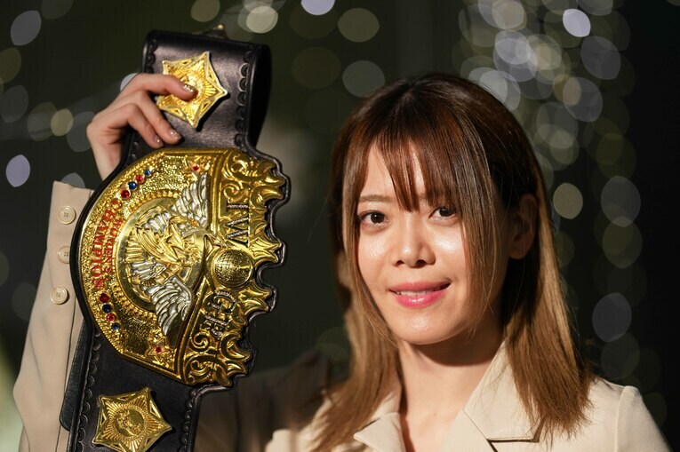 IWGP女子王座のベルトを掲げる　©Essei Hara