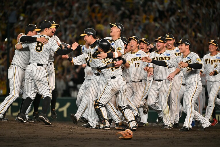 内野組も輪に加わる（優勝決定の瞬間3/14）　©Hideki Sugiyama