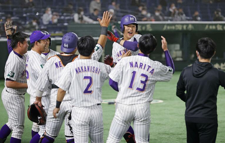 都市対抗野球で2打席連続本塁打を放った上甲　Kyodo News