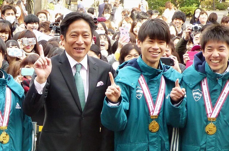 2018年の総合優勝を報告する原晋監督と竹石尚人さん ／ photograph by KYODO