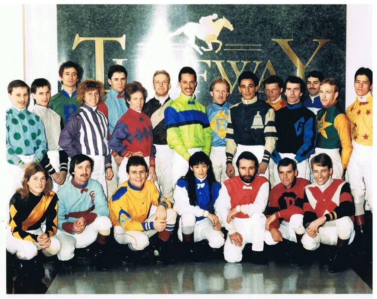 アメリカ時代、騎手仲間と。中央で右膝を立てているのが土屋さん　本人Facebookより