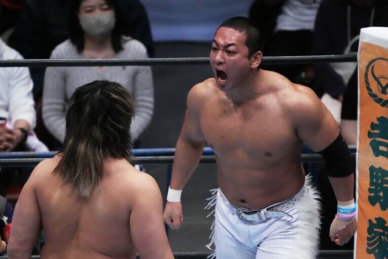 棚橋弘至に向かっていく海野翔太　©Essei Hara