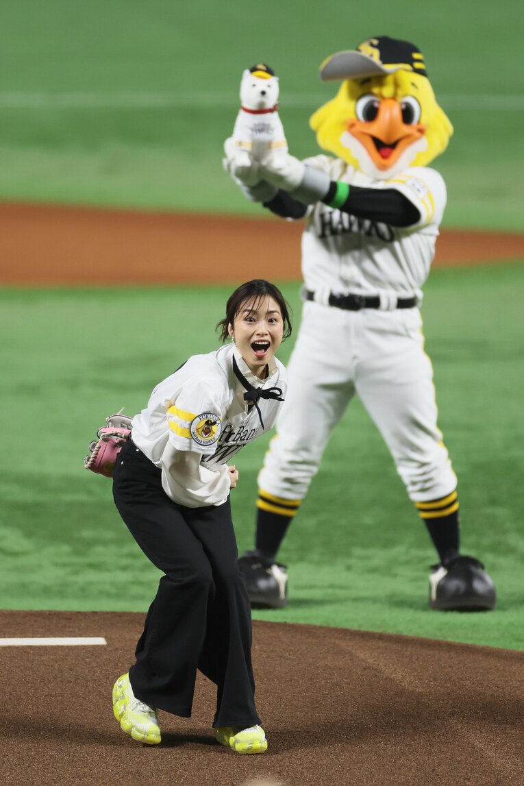 【連続写真】3月28日、ソフトバンク対ロッテ戦で始球式を務めた上戸彩さん　©JIJI PRESS