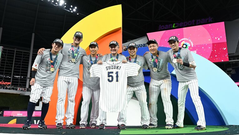 鈴木誠也のユニフォームを掲げて喜びを分かち合う野手陣　©Getty Images