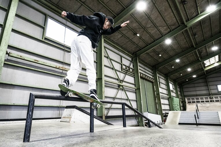 パーク内を流しながら、軽やかにレールに跳び乗る（全10枚中の8枚目）　©Asami Enomoto