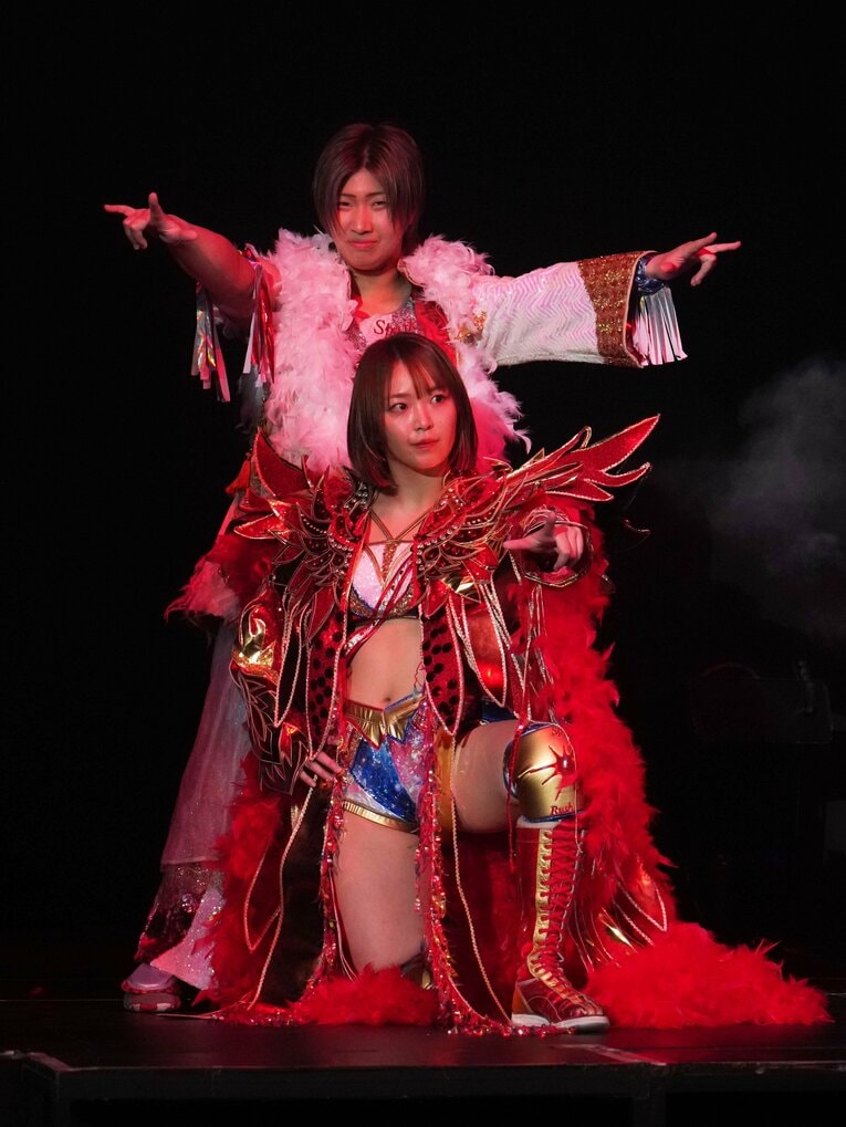 東京女子プロレスのリングに上がった彩羽匠とSareee。3月29日、両国国技館　©Essei Hara