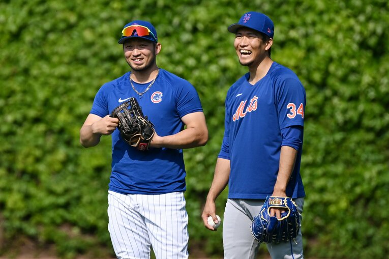 2023年の鈴木誠也と千賀滉大。誠也の腕っぷしがすごいことに　©Getty Images