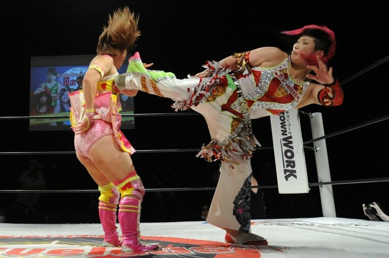 同じ右膝前十字靭帯断裂、半月板損傷から復帰した「RIZIN」の堀口恭司に勇気をもらった、という彩羽。愛称は“イケメン女子” ／ photograph by Marvel Compony
