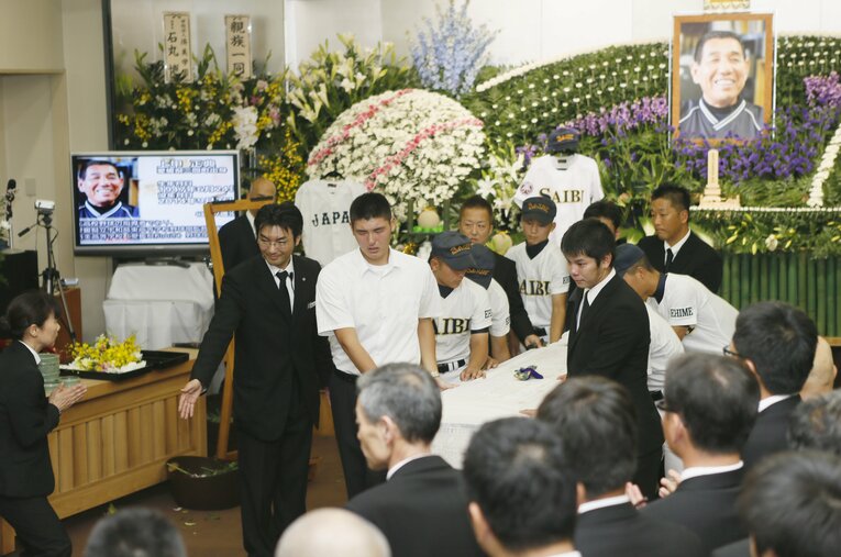棺を運ぶ選手たち［代表撮影］　©JIJI PRESS