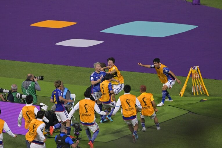 ゴール後、カメラマン席に飛び込んだ浅野　©Koki Nagahama/JMPA