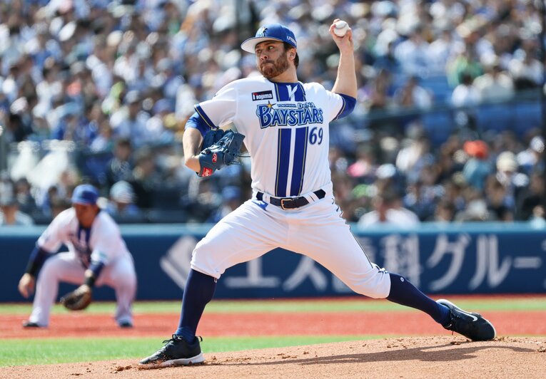 4月12日のヤクルト戦ではプロ初ヒットを放ち、今季初勝利を挙げた　©JIJI PRESS