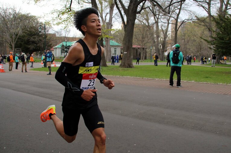 「札幌マラソンフェスティバル2021」を走る大塚祥平　©AFLO