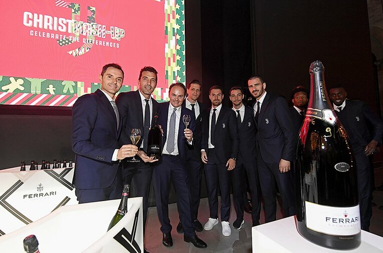 ユベントスの忘年会、つまりはクリスマスパーティーの一幕。ブッフォンやキエッリーニらも洒脱な装いだ。 ／ photograph by Getty Images