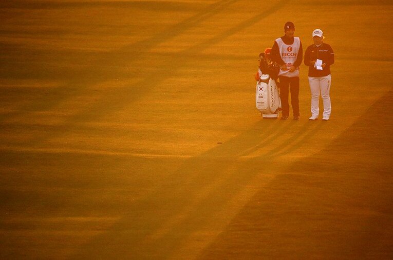 2012年全英女子オープン最終日。18番ホール第3打目を考える申ジエ。ロイヤル・リバプールGCは真っ赤な夕日が差し込んでいた。 ／ photograph by Getty Images