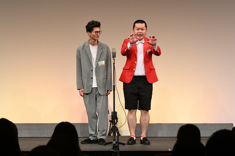 2021年大会の準決勝もニューピアホールだった。「さそり座の女」で初決勝の切符を手にしたモグライダー　©M-1グランプリ事務局