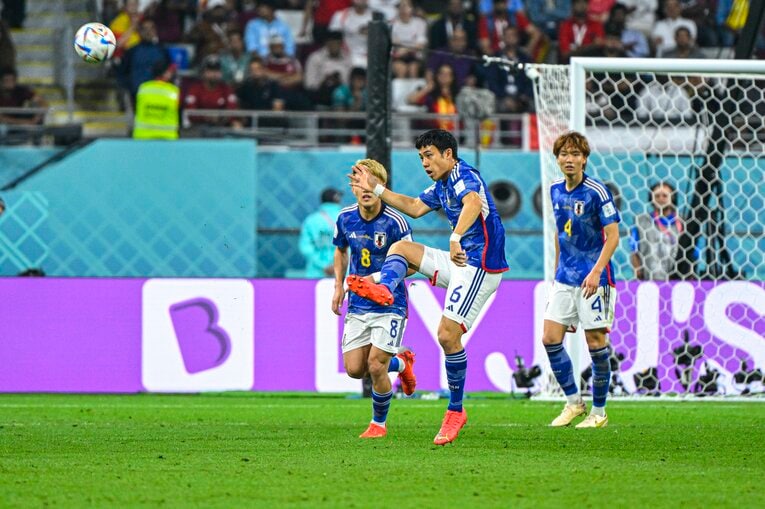 スペイン戦の遠藤　©Takuya Sugiyama/JMPA