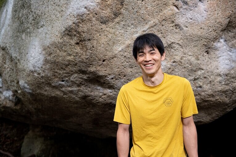 プロクライマー倉上慶大。国内の最難ルートを次々に完登するなど、世界のクライミングメディアから注目される。2021年10月に心肺停止を経験、そこから復帰した　©Miki Fukano