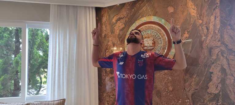 両手の人差し指を天へ向けて神に感謝した往年のゴールパフォーマンス ©Hiroaki Sawada