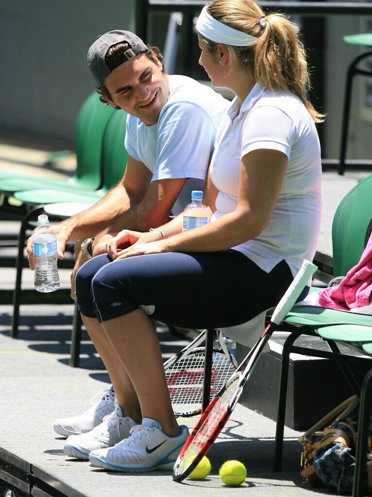 ミルカに笑顔で話しかけるフェデラー　©︎Getty Images