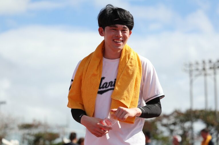 キャンプでの練習の合間にリラックした表情を見せる佐々木朗希 ／ photograph by Chiba Lotte Marines