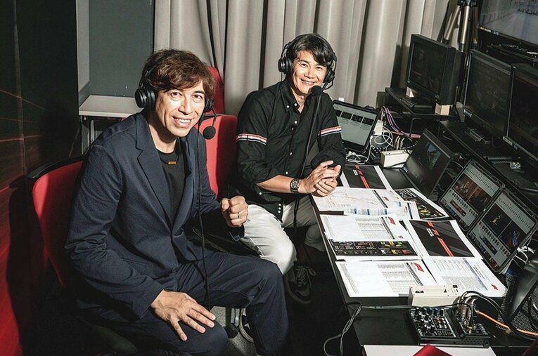 所狭しとモニターが並ぶフジテレビの実況ブース。ここから臨場感ある声を届けるサッシャ（左）と中野信治 ／ photograph by Shunsuke Mizukami