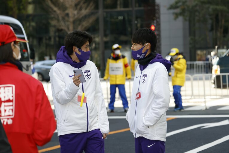 10区の形勢を見守る神戸（右）（逆転優勝のゴールシーン5/23）　©JMPA