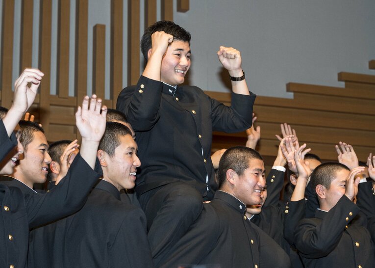 7球団の強豪の末、日本ハムが指名権を獲得。仲間たちに担がれて笑顔の清宮　©︎Takuya Sugiyama