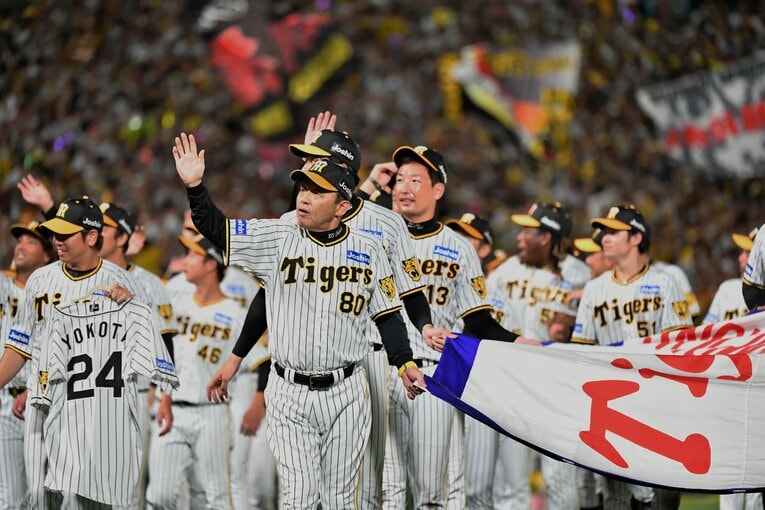 横田慎太郎のユニフォームを持つ、2013年ドラフト同期入団の梅野隆太郎（優勝決定の瞬間13/14）　©Hideki Sugiyama