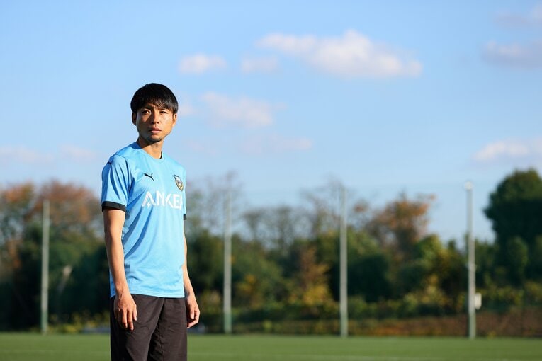 麻生グラウンドでインタビューに応じた小林悠　©Shigeki Yamamoto