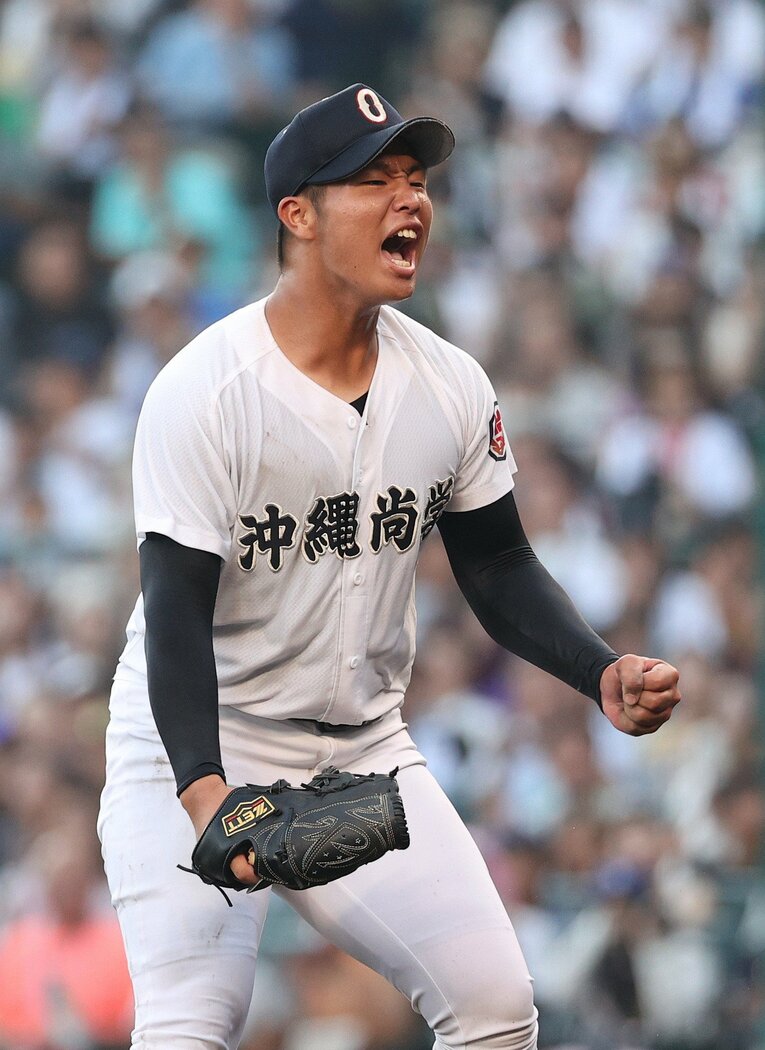 1回戦で金足農業を完封し、雄叫びをあげる末吉良丞　©JIJI PRESS