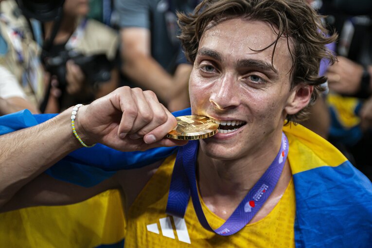 世界陸上の男子棒高跳で金メダルを獲得したスウェーデンのデュプランティス　©JIJI PRESS