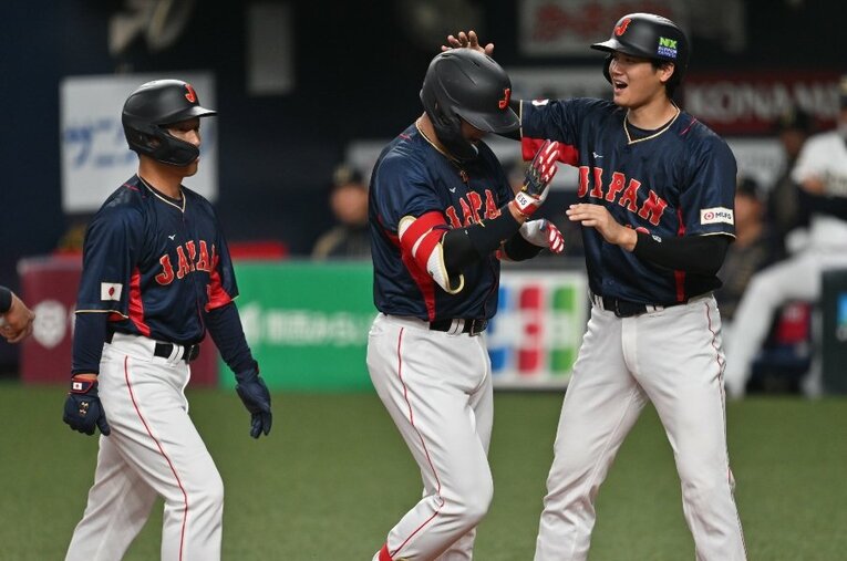 ホームランを放った村上宗隆を頭ポンポンで迎える大谷翔平。決起集会のおかげでチームの雰囲気は上々、団結していざ世界一へ ／ photograph by Naoya Sanuki